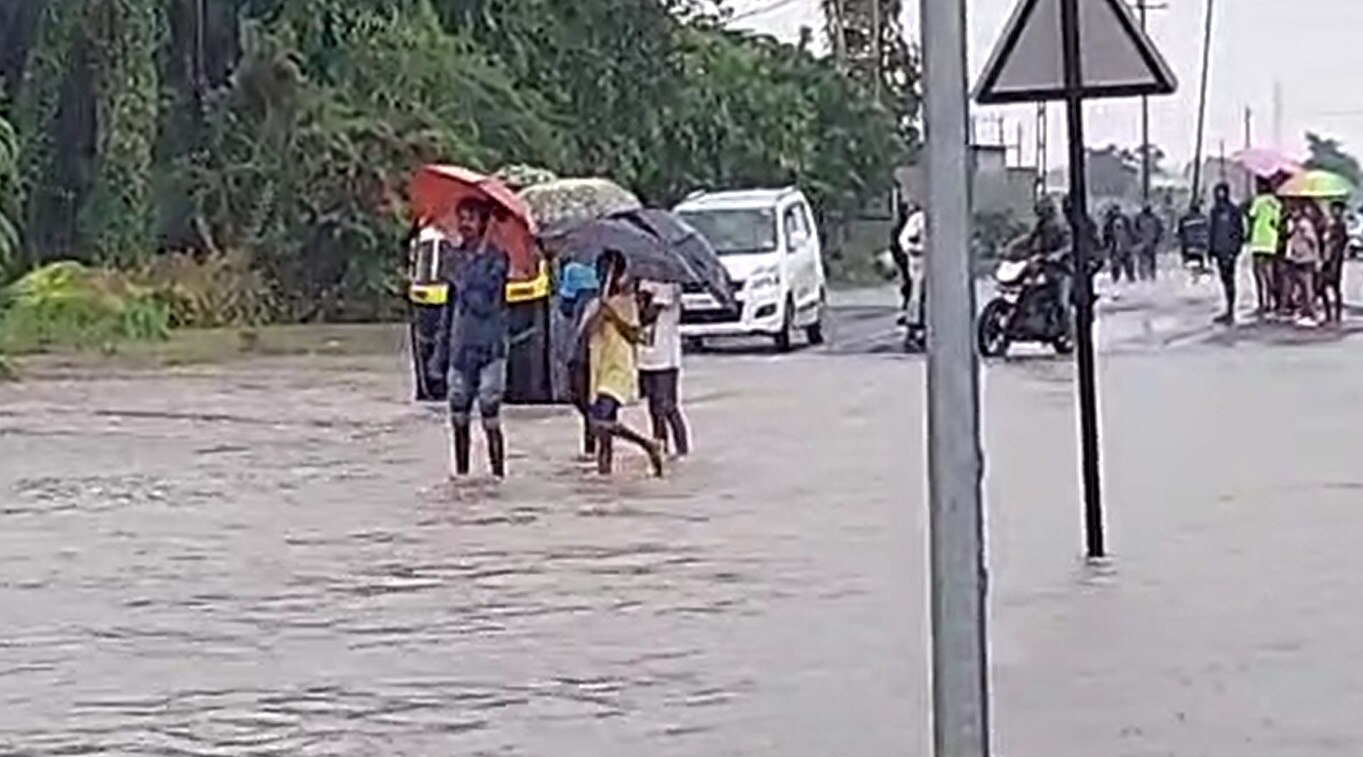 Rain: સુરતના આ ગામમાં 7 ઇંચથી વધુ વરસાદ પડતા ગામ આખું પાણી પાણી, ઠેર ઠેર ઘૂંટણ સમા પાણી.....