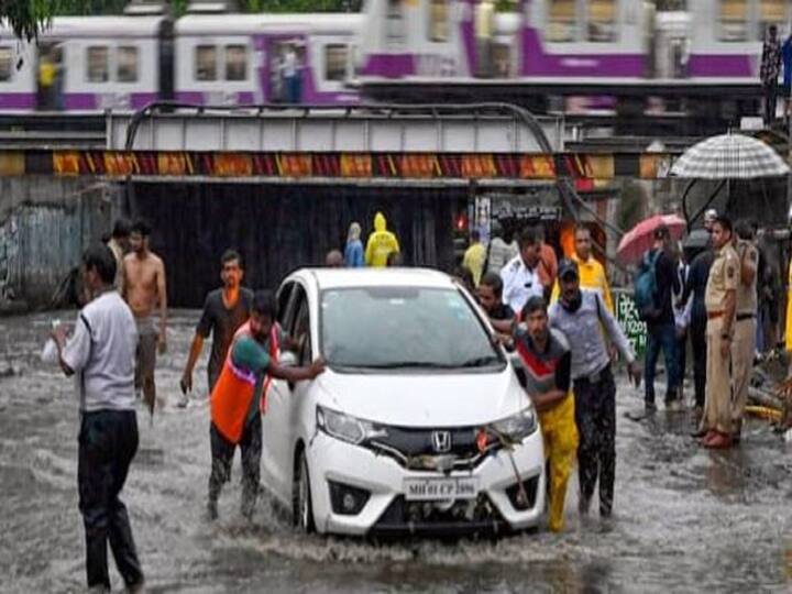 जोरदार पावसामुळं काही भागात वाहतुकीवर परिणाम