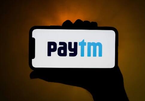 Paytm ਦੇ ਪਿਨ ਫੀਚਰ ਦੀ ਵਰਤੋਂ ਕਰਨ ਲਈ, ਪਹਿਲਾਂ ਐਪ 'ਤੇ ਜਾਓ ਤੇ ਭੁਗਤਾਨ ਕਰਨ ਦੇ ਵਿਕਲਪ 'ਤੇ ਕਲਿੱਕ ਕਰੋ। ਇੱਥੇ ਤੁਹਾਨੂੰ Recent ਨਾਮ ਦਾ ਇੱਕ ਵਿਕਲਪ ਦਿਖਾਈ ਦੇਵੇਗਾ। ਇੱਥੇ ਦਿਖਾਈ ਦੇ ਰਹੇ ਕਿਸੇ ਵੀ ਸੰਪਰਕ 'ਤੇ ਦੇਰ ਤੱਕ ਦਬਾਓ, ਤੁਹਾਨੂੰ ਪਿੰਨ ਦਾ ਵਿਕਲਪ ਮਿਲੇਗਾ। ਇਸ 'ਤੇ ਕਲਿੱਕ ਕਰੋ। ਇਸ ਤਰ੍ਹਾਂ ਤੁਸੀਂ ਟਾਪ 'ਤੇ 5 ਸੰਪਰਕਾਂ ਨੂੰ ਪਿੰਨ ਕਰ ਸਕੋਗੇ।