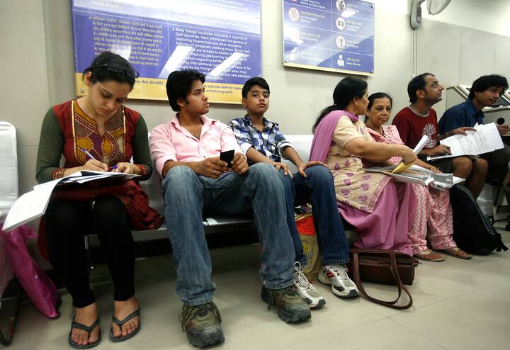 পাসপোর্ট সংক্রান্ত যাবতীয় নিয়ম সময়ের সঙ্গে সঙ্গে পরিবর্তন হয়ে থাকে। সবচেয়ে নিখুঁত তথ্যের জন্য় আবেদন করার আগে পাসপোর্ট অফিসে যোগাযোগ করতে পারেন বা সরকারি ওয়েবসাইট দেখে নিতে পারেন।