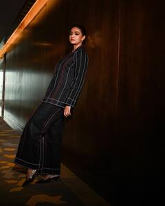 Keerthy Suresh : 'சிரிக்காதே சிரிக்காதே சிரிப்பாலே மயக்காதே...' நடிகை கீர்த்தி சுரேஷின் ஸ்டைலிஷ் க்ளிக்ஸ்!