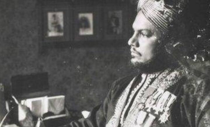 পরাধীন ভারতে, ঝাঁসির কাছে একটি গ্রামে জন্ম আব্দুল করিমের। ফারসি এবং উর্দু শিক্ষা পেয়েছিলেন চোট বয়সেই। পরে আগ্রা জেলে ক্লার্কের চাকরি পান। সেই সময়ই, তৎকালীন ভারত সম্রাজ্ঞী, ব্রিটেনের রানি ভিক্টোরিয়ার পরিচারক হিসেবে বেছে নেওয়া হয় তাঁকে।