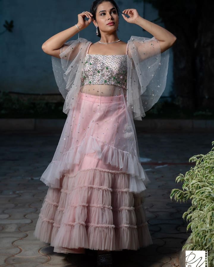 లేత గులాబీ రంగు డ్రెస్సులో సీతాకోక చిలుకలా కనిపిస్తోంది హరితేజ.