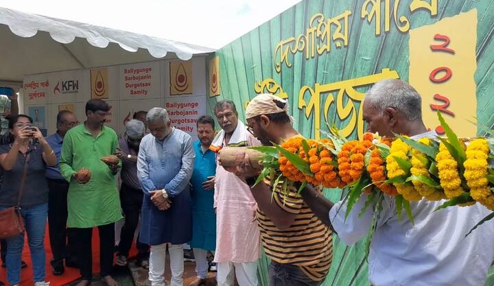 পুজোর আর কয়েকদিন বাকি। প্রতিবছরই রথযাত্রা বা তার আশেপাশের সময়েই বিভিন্ন বারোয়ারি পুজোর খুঁটিপুজো হয়ে যায়। কলকাতা শহরের যে কটি বারোয়ারি দুর্গাপুজো ঘিরে দর্শকদের উৎসাহ  তুঙ্গে থাকে সেগুলির মধ্যে অন্যতম দেশপ্রিয় পার্ক দুর্গোৎসব। সেটিরই খুঁটি পুজো হয়ে গেল সম্প্রতি।