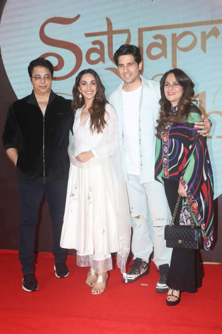 Kiara looked gorgeous dressed in a white anarkali suit and oxidised earrings. The actress beamed with joy as she struck a pose with her family.