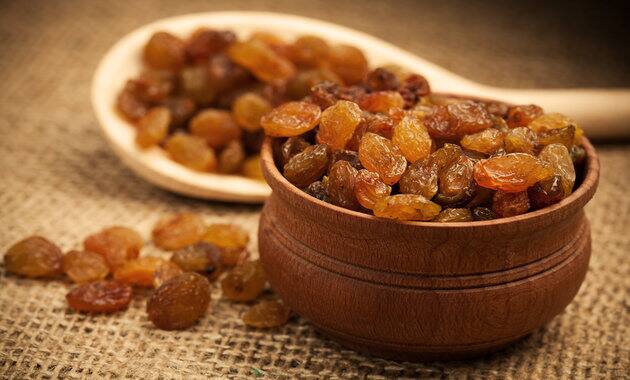 Raisin Health Benefits: ਸੁੱਕੇ ਅੰਗੂਰ ਜਿਨ੍ਹਾਂ ਨੂੰ ਕਿਸ਼ਮਿਸ਼ ਜਾ ਸੌਗੀ ਵੀ ਕਿਹਾ ਜਾਂਦਾ ਹੈ। ਇਨ੍ਹਾਂ ਦੀ ਵਰਤੋਂ ਸੁੱਕੇ ਮੇਵੇ ਵਾਂਗ ਕੀਤੀ ਜਾਂਦੀ ਹੈ।