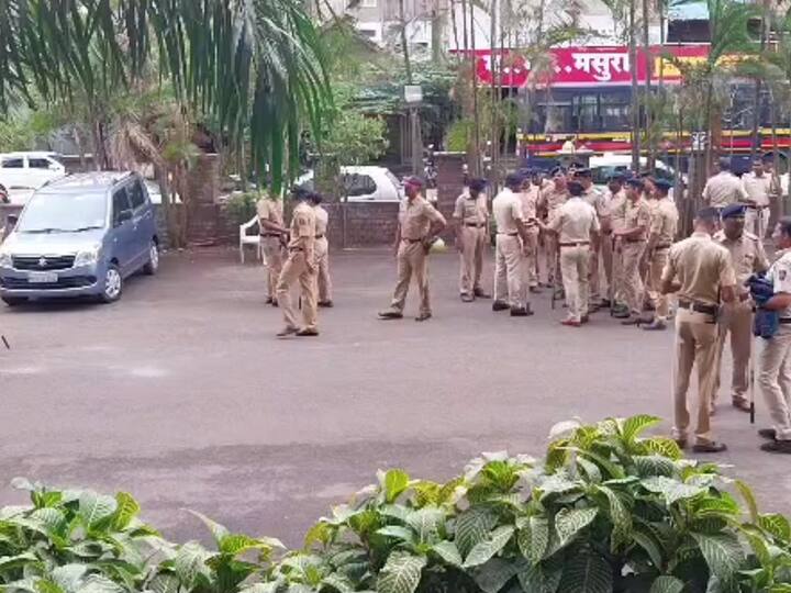 रात्री दोन वाजता जिल्हाधिकारी आणि जिल्हा पोलीस प्रमुख यांनी दूरध्वनीवरुन संपर्क साधून आज जिल्हाधिकारी कार्यालयात याबाबत बँक पदाधिकाऱ्यांसोबत बैठक बोलावण्यात आली आहे.