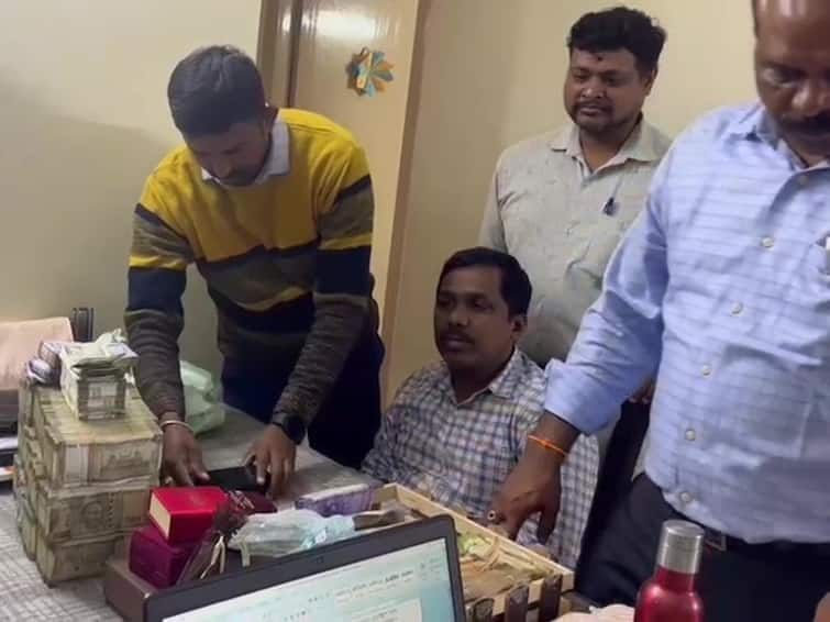 Karnataka Lokayukta Team Raids KR Pura Tehsildar's Residence Over Alleged Disproportionate Assets Karnataka Lokayukta Team Conducts Raid At KR Pura Tehsildar's Residence Over Alleged Disproportionate Assets