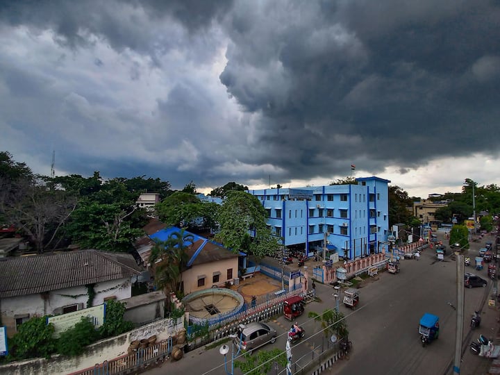 আলিপুর আবহাওয়া দফতর সূত্রে খবর, উত্তরবঙ্গে বৃষ্টি বাড়বে। ভারী বৃষ্টি চলবে উপরের দিকের পাঁচ জেলা, দার্জিলিং, কালিম্পং, আলিপুরদুয়ার, কোচবিহার ও জলপাইগুড়িতে।