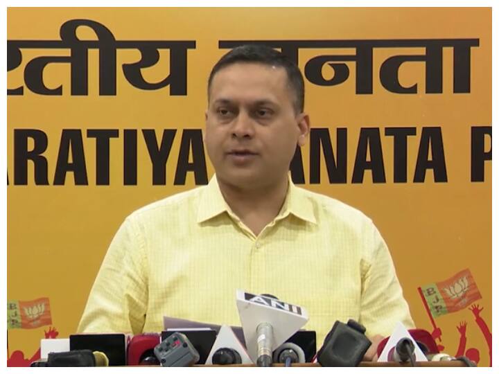 FIR lodged against BJP IT cell chief Amit Malviya in Bangalore for tweeting about Rahul Gandhi बीजेपी के आईटी सेल चीफ अमित मालवीय के खिलाफ FIR दर्ज, राहुल गांधी को लेकर किया था ट्वीट