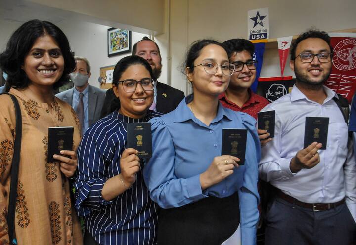 ফি দেওয়া হয়ে গেলে আপনার সবচেয়ে কাছের পাসপোর্ট সেবা কেন্দ্র (PSK) বা পাসপোর্ট অফিসে অ্যাপয়েন্টমেন্ট বুক করতে হবে। এর জন্য আপনাকে অনলাইনেই আপনাকে স্লট বুক করতে হতে পারে। একবারের চেষ্টায় স্লট না পেলে পরে আবার চেষ্টা করুন, পেয়ে যাবেন। স্লট বুকিংয়ের মাধ্যমে অ্যাপয়েন্টমেন্টের জন্য একটি সুবিধাজনক তারিখ এবং সময় বেছে নিতে হবে। স্লট বুকিংয়ের সময়েই আপনাকে অপশন দেওয়া হবে।