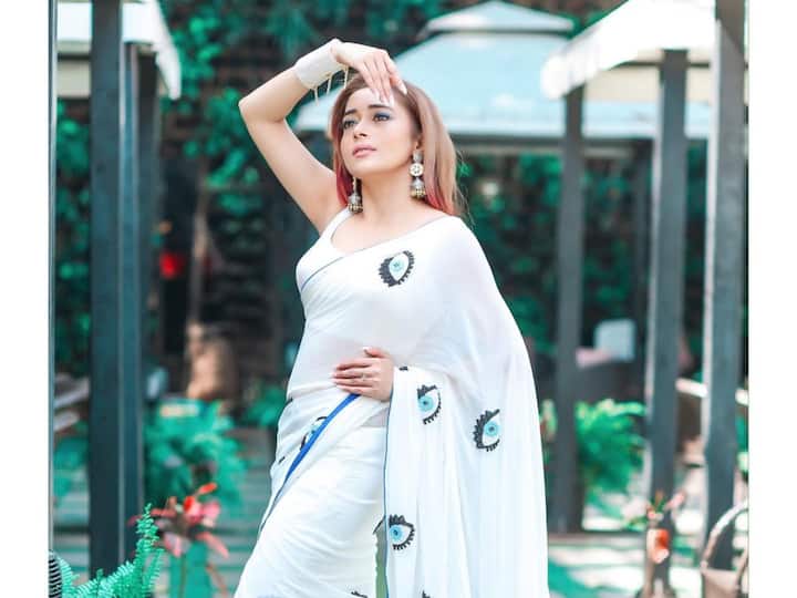 Tian Datta took to her official Instagram handle to share pictures in a white saree. Take a look