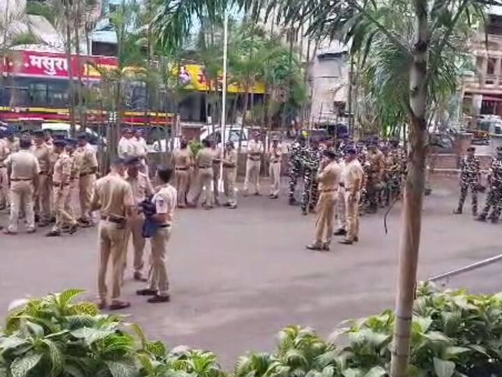 स्वाभिमानीकडून उपोषण सुरु करण्यात आल्यानंतर कोल्हापूर पोलिसांनी मध्यरात्री उपोषणकर्त्यांना ताब्यात घेऊन मार्केट यार्डात ठेवले आहे.