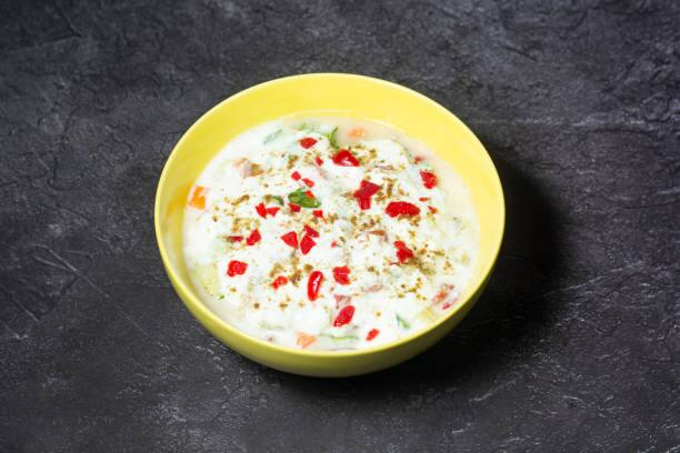 தாளிப்பதற்கு: எண்ணெய் - 2 தேக்கரண்டி, கடலை பருப்பு - 1 தேக்கரண்டி, உளுத்தம் பருப்பு - 1 தேக்கரண்டி, கடுகு - 1/2 தேக்கரண்டி, சீரகம் - 1/2 தேக்கரண்டி, வெந்தயம், பெருங்காயத்தூள் - 1/4 தேக்கரண்டி, மஞ்சள் தூள் - 1/4 தேக்கரண்டி, காய்ந்த மிளகாய் - 2, கறிவேப்பிலை.