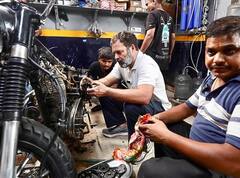 PHOTOS: રાહુલ ગાંધી હવે બાઇક મિકેનિક સાથે જોવા મળ્યા, બાઇક પણ કરી રીપેર