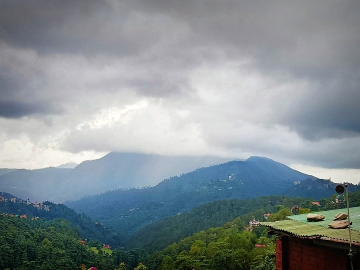 Himachal: हिमाचल प्रदेश में 30 जून तक ज्यादा बारिश की संभावना है. एक जुलाई से तीन जुलाई तक कम बारिश होगी, जबकि चार जुलाई से एक बार फिर पश्चिमी विक्षोभ सक्रिय होगा.