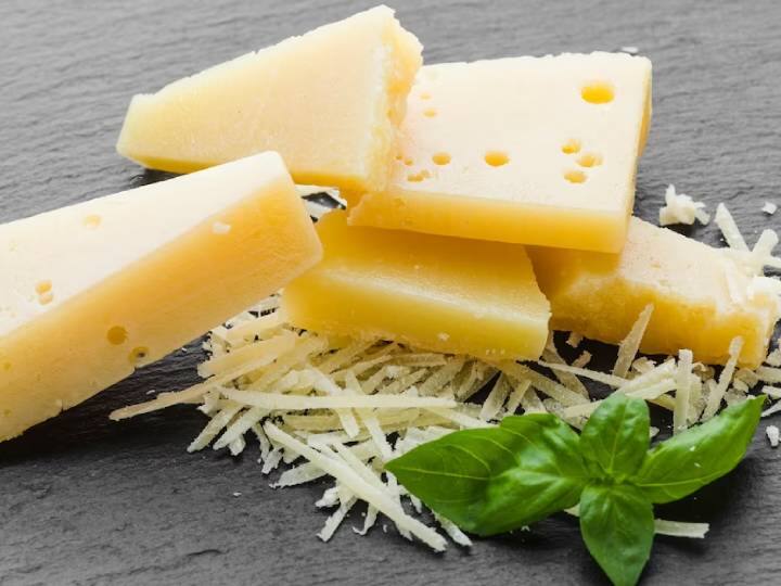 Too Much Cheese Can Cause Indigestion and Heartburn Pizza, बर्गर में आपके भी बच्चे खाते हैं एक्सट्रा Cheese, तो जान लीजिए इसके नुकसान क्या क्या हैं?