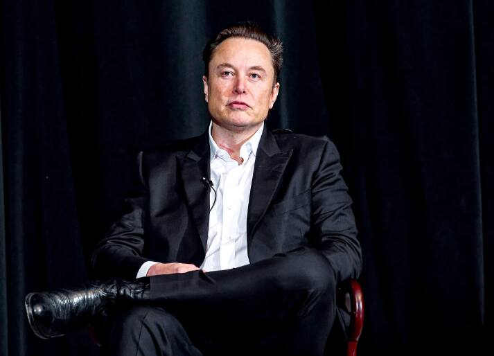 Elon Musk Birthday: ਅੱਜ ਟੇਸਲਾ ਅਤੇ ਸਪੇਸਐਕਸ ਦੇ ਸੀਈਓ ਐਲੋਨ ਮਸਕ ਦਾ ਜਨਮ ਦਿਨ ਹੈ ਅਤੇ ਉਹ 52 ਸਾਲ ਦੇ ਹੋ ਗਏ ਹਨ। ਐਲੋਨ ਮਸਕ ਇਸ ਸਮੇਂ ਦੁਨੀਆ ਦਾ ਸਭ ਤੋਂ ਅਮੀਰ ਵਿਅਕਤੀ ਬਣਿਆ ਹੋਇਆ ਹੈ ਅਤੇ ਉਹਨਾਂ ਦੀ ਕੁੱਲ ਜਾਇਦਾਦ 219 ਬਿਲੀਅਨ ਡਾਲਰ (ਬਲੂਮਬਰਗ ਬਿਲੀਅਨੇਅਰ ਇੰਡੈਕਸ ਦੇ ਅਨੁਸਾਰ) ਹੈ। ਇਸ ਸਾਲ ਹੁਣ ਤੱਕ ਉਨ੍ਹਾਂ ਨੇ 81.8 ਬਿਲੀਅਨ ਡਾਲਰ ਦੀ ਦੌਲਤ ਹਾਸਲ ਕੀਤੀ ਹੈ ਤੇ ਨਵੀਂ ਸੀਈਓ ਲਿੰਡਾ ਯਾਕਾਰਿਨੋ ਨੂੰ ਟਵਿਟਰ ਦੀ ਕਮਾਨ ਸੌਂਪਣ ਤੋਂ ਬਾਅਦ ਉਹ ਆਪਣਾ ਧਿਆਨ ਟੇਸਲਾ ਅਤੇ ਸਪੇਸਐਕਸ 'ਤੇ ਕੇਂਦਰਿਤ ਕਰ ਰਹੀ ਹੈ।