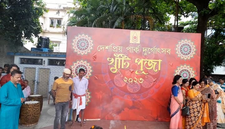 খুঁটি পুজো উপলক্ষে উপস্থিত ছিলেন ফ্যাশন ডিজাইনার শান্তনু গুহ ঠাকুরতা, তেজস গাঁধী এবং অর্নব সেনগুপ্ত।