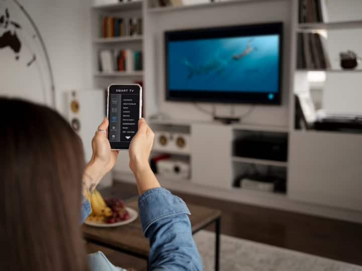 operate your smart tv with smartphone and iPhone here is step by step guide Tech Tips: मोबाइल से ही आप स्मार्ट टीवी को कर सकते हैं ऑपरेट, ये है एकदम आसान तरीका