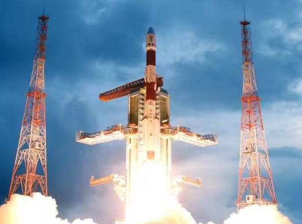 chandrayaan3 what you should know about indias moon mission ISRO moon mission Chandrayaan-3 : इस्रो नव्या मोहिमेसाठी सज्ज! रॉकेटसोबत जोडलं चांद्रयान-3, पुढील आठवड्यात होणार प्रक्षेपण