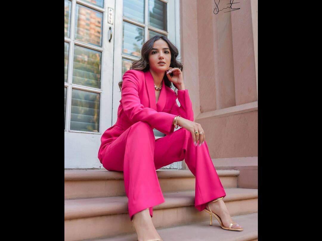 Jasmin Bhasin Opens Up On Being Trolled For Wearing An Abaya In Mosque In Abu Dhabi 'I Completely Choose To Ignore All The Negativity' Jasmin Bhasin Opens Up On Being Trolled For Wearing An Abaya 'I Completely Choose To Ignore All The Negativity'