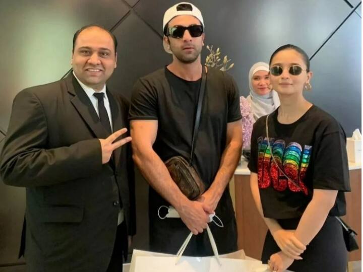 Alia bhatt Ranbir kapoor spotted while shopping in Dubai mall posed with fan Alia-Ranbir Viral Pics: हाथ में शॉपिंग बैग लिए वाइफ आलिया के साथ दुबई के मॉल में दिखे रणबीर कपूर, वायरल हुई तस्वीर
