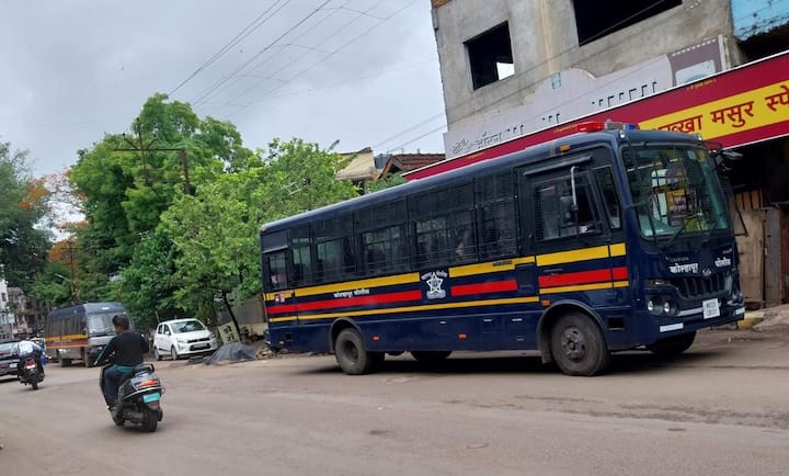 यानंतर कोल्हापूर पोलिसांकडून आंदोलनाची धडकी तगडा बंदोबस्त जिल्हा बँकेच्या दारात तैनात करण्यात आला आहे.