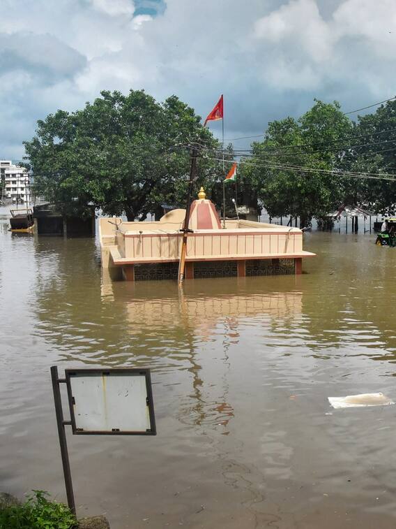 सूरत में भारी बारिश से कई इलाकों में भरा पानी