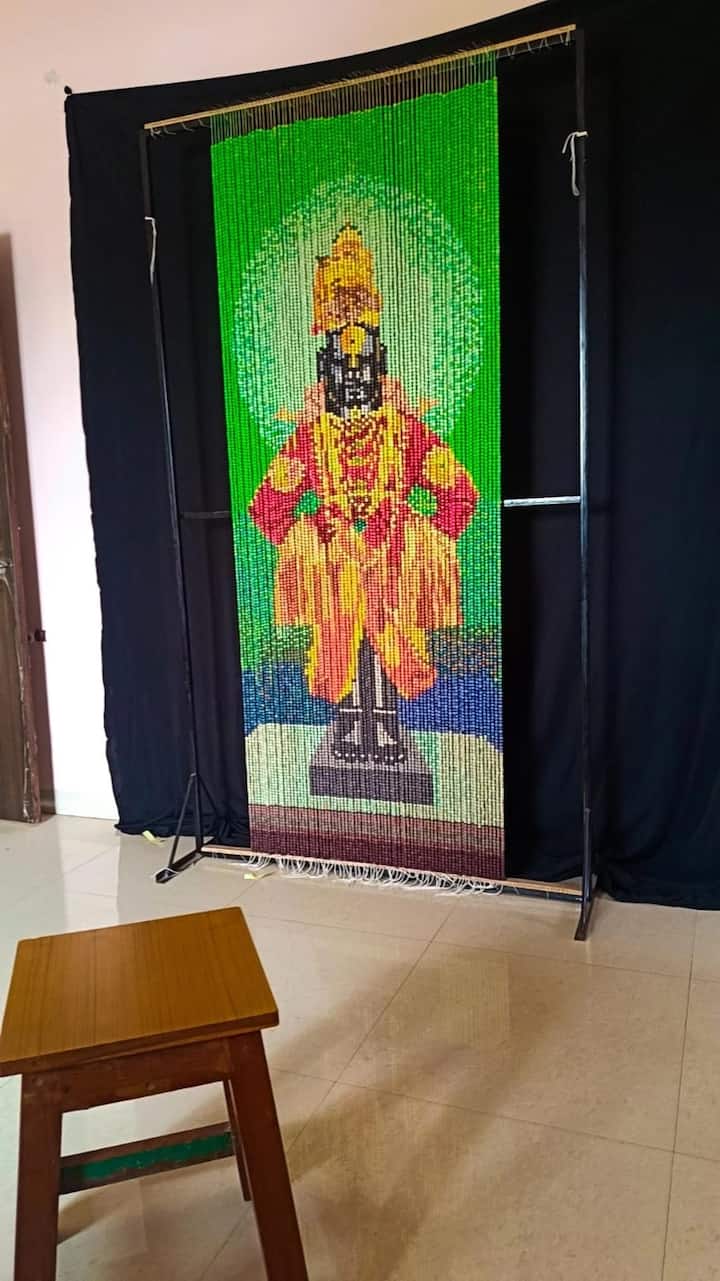 बीड जिल्ह्यातल्या देवळा येथील सचिन रेडे या युवकानं 40 हजार तुळशीच्या मण्यांपासून विठ्ठलाचे मोझॅक चित्र तयार केलं आहे.