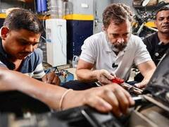 PHOTOS: રાહુલ ગાંધી હવે બાઇક મિકેનિક સાથે જોવા મળ્યા, બાઇક પણ કરી રીપેર