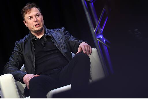 ਟਵਿੱਟਰ ਦੇ ਮਾਲਕ ਹੋਣ ਦੇ ਨਾਤੇ, ਐਲੋਨ ਮਸਕ ਲੰਬੇ ਸਮੇਂ ਤੋਂ ਅਜੀਬੋ-ਗਰੀਬ ਫੈਸਲਿਆਂ ਤੇ ਕਦਮਾਂ ਨਾਲ ਚਰਚਾ ਵਿੱਚ ਰਹੇ ਹਨ, ਪਰ ਇਸ ਵਿੱਚ ਕੋਈ ਸ਼ੱਕ ਨਹੀਂ ਹੈ ਕਿ ਉਹ ਦੁਨੀਆ ਦੇ ਸਭ ਤੋਂ ਵੱਧ ਚਰਚਾ ਵਿੱਚ ਰਹਿਣ ਵਾਲੇ ਵਿਕਅਤੀਆਂ ਵਿੱਚੋਂ ਇੱਕ ਹਨ। ਕਦੇ ਆਪਣੀ ਦੌਲਤ ਦੇ ਆਧਾਰ 'ਤੇ, ਕਦੇ ਆਪਣੇ ਬਿਆਨਾਂ ਦੇ ਆਧਾਰ 'ਤੇ, ਕਦੇ ਆਪਣੇ ਪਰਿਵਾਰਕ ਜੀਵਨ ਦੇ ਆਧਾਰ 'ਤੇ ਅਤੇ ਕਦੇ ਨਵੇਂ ਨਿਵੇਸ਼ ਦੇ ਆਧਾਰ 'ਤੇ ਉਹ ਸੁਰਖੀਆਂ 'ਚ ਰਹਿੰਦਾ ਹੈ।