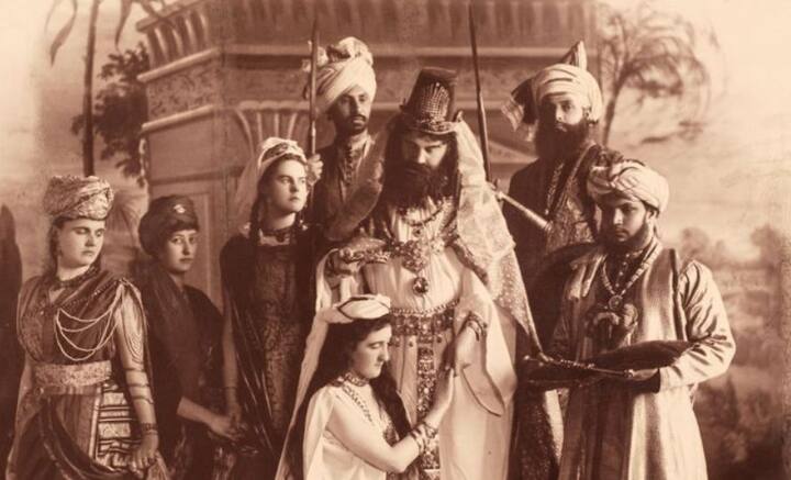 আগ্রা জেলের তৎকালীন সুপার জন টাইলার করিমকে বেছে নেন। কারণ রানি সেই মর্মেই অনুরোধ জানিয়েছিলেন তাঁকে। ভারতে থাকাকালীনই আদবকায়দার শিক্ষা চলে। শেখানো হয় ইংরেজি। তার পর লন্ডনযাত্রা হয় করিমের।