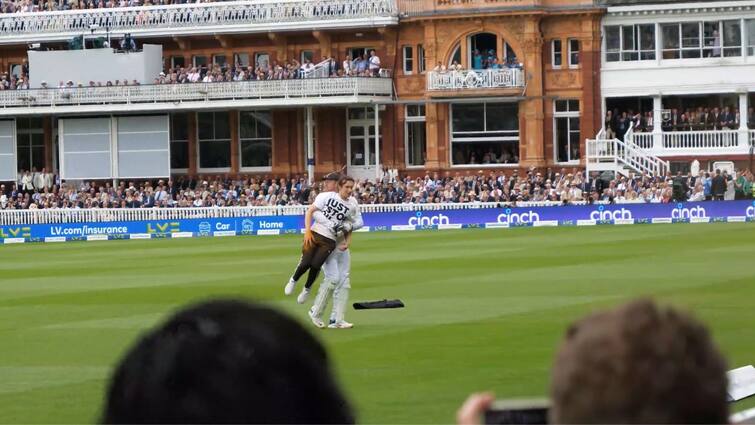 The Ashes: Jonny Bairstow helps to get rid of protester in the second test at Lord's The Ashes: ম্যাচের মাঝেই মাঠে ঢুকে পড়লেন বিক্ষোভকারীরা, লর্ডস পিচ রক্ষা করে নায়ক বেয়ারস্টো