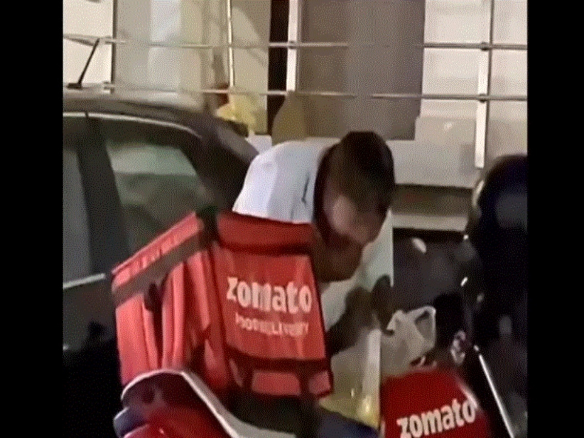 Viral Video Of Zomato Delivery Agent Eating Food From Plastic Bag Goes  Viral Melts Hearts