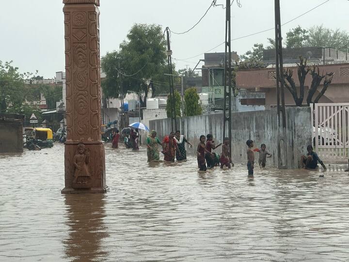 Ahmedabad Rain Photo: અમદાવાદમાં પડેલા વરસાદ બાદ અલગ અલગ વિસ્તારોમાં પાણી ભરાયા છે. વરસાદે વિરામ લીધાના કલાકો બાદ પણ રસ્તા ઉપર પાણી ઓસર્યા નથી.