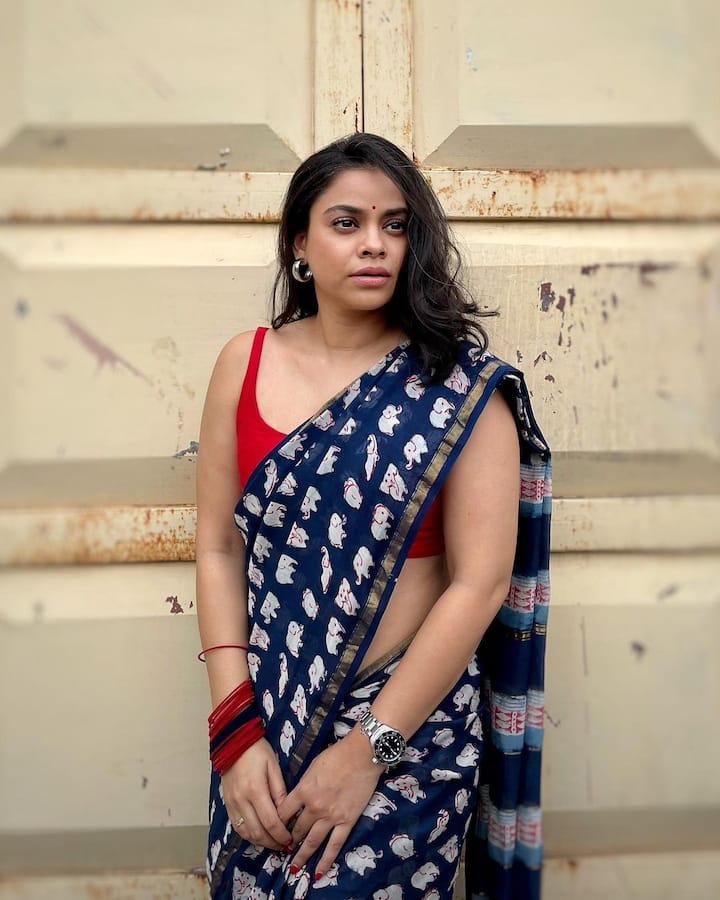 Sumona also shared another look in which she is seen in a blue and red saree