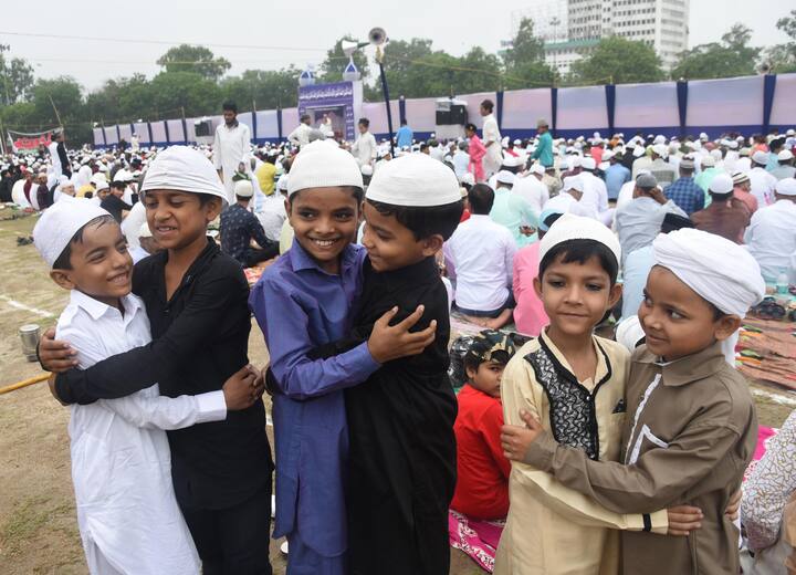 लोकांनी नमाज अदा करून देशात सुख-समृद्धीसोबतच शांतता आणि शांतता नांदावी यासाठी प्रार्थना केली. कुर्बानी हा बकरी ईदचा सर्वात महत्वाचा भाग आहे. या दिवशी बकऱ्यांचा बळी दिला जातो.