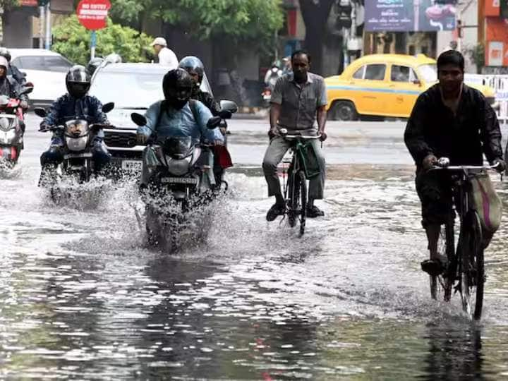 Weather Update: देश के लगभग सभी राज्यों में मानसून की एंट्री हो गई है. जिसकी वजह से कई राज्यों में मौसम सुहावना बना हुआ है. वहीं कई राज्यों को भयंकर तबाही का सामना करना पड़ रहा है.