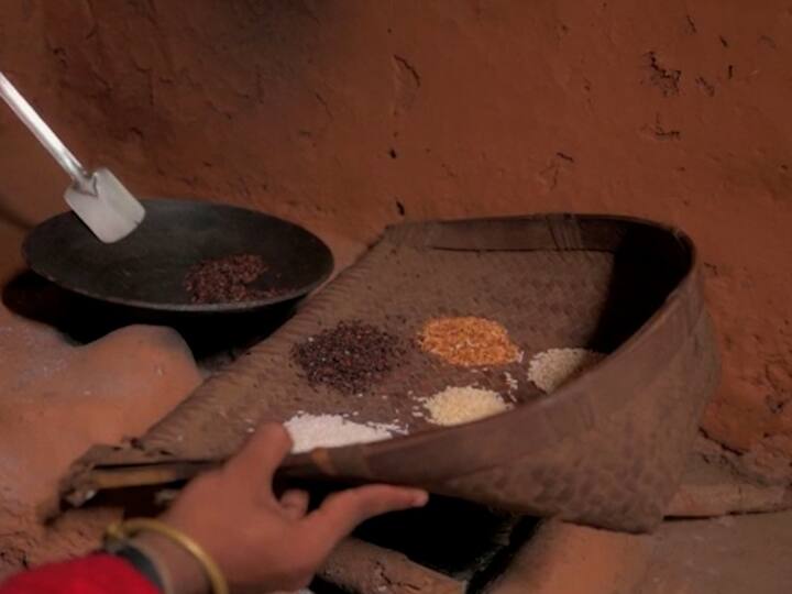 सर्वात आधी चित्रकार हर्षद मेत्री यांनी पांढरे तांदूळ चुलीवर विशिष्ट पद्धतीनं भाजले.