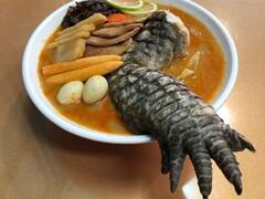 Viral News: ਨੂਡਲਜ਼ ਨਾਲ ਮਗਰਮੱਛ ਦੀ ਲੱਤ! 40 ਮਸਾਲਿਆਂ ਨਾਲ ਬਣੀ ਇਹ ਡਿਸ਼, ਦੇਖ ਕੇ ਨਹੀਂ ਕਰੇਗਾ ਖਾਣ ਦਾ ਦਿਲ