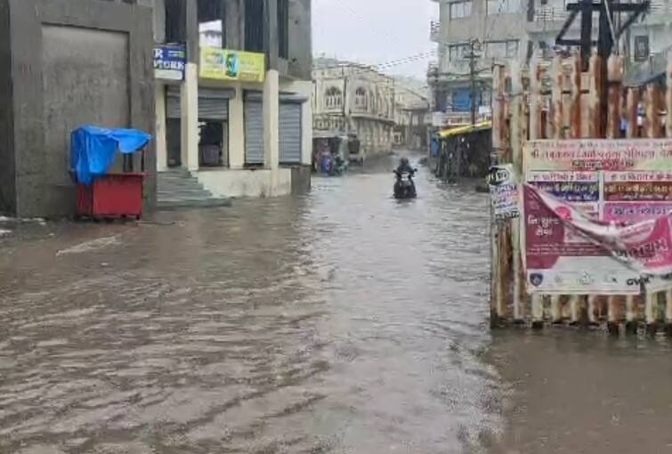 Jalalpore taluka of Navsari also received heavy rain નવસારીમાં ભારે વરસાદ, વેસ્મા ગામના મુખ્ય બજારોમાં ભરાયા ઘૂંટણસમા પાણી