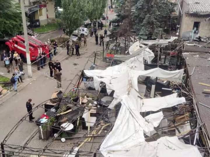 War Video: People were eating pizza and suddenly a Russian missile fell on the restaurant, killing them.