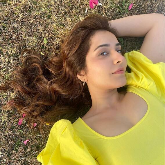 Raashi Khanna: అందాల 'రాశి'.. తన నవ్వు చూస్తే అలా ఉండిపోతారంతే