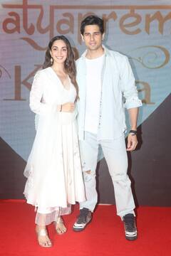 Satyaprem Ki Katha: पति सिड और मां-पापा के साथ फिल्म की स्क्रीनिंग पर पहुंची कियारा आडवाणी, कार्तिक ने भी दिखाए जलवे