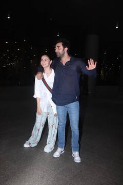 Ranbir Kapoor-Alia Bhatt Pics: दुबई से छुट्ट‍ियां मनाकर वापस लौटे लवबर्ड रणबीर कपूर-आलिया भट्ट, बाहों में बाहें डालकर दिए पोज