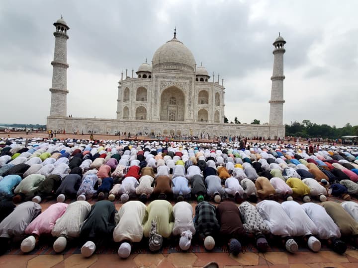 ईद-उल-अजहा पर कुर्बानी के जज्बे के साथ हजारों लोगों ने ताजमहल में अल्लाह के आगे सिर झुकाकर सजदा किया.