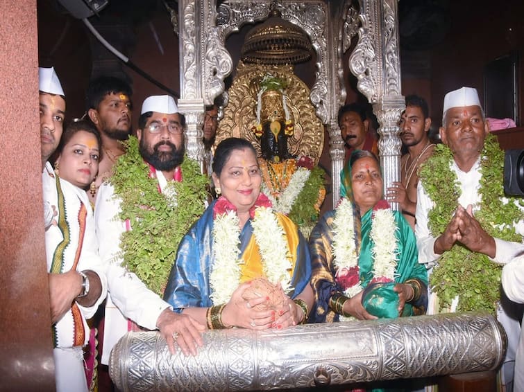 Aashadhi Wari 2023 chief minister Eknath shinde with wife Mahapooja pandharpur temple vitthal mandir vithal rukmini solapur wari Aashadhi Wari 2023 :  मुख्यमंत्र्यांच्या हस्ते सपत्निक विठुरायाची शासकीय महापूजा संपन्न, अहमदनगरचे काळे दाम्पत्य ठरले मानाचे वारकरी