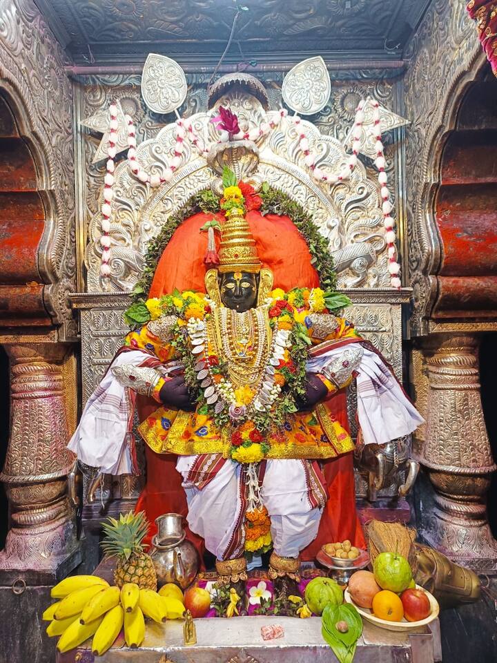 या तीनही स्वयंभू मूर्ती एकत्र असलेले हे वैशिष्ट्यपूर्ण हेमाडपंथी मंदिर अनेक दशकांपूर्वीचे आहे.