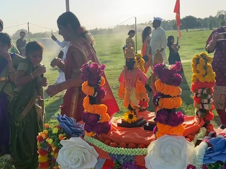 संत ज्ञानेश्वर आणि संत तुकाराम महाराज पालखी भेटीनंतर सर्वांनी भजन, कीर्तन गायलं, तसंच फुगड्या खेळत आनंद साजरा केला.